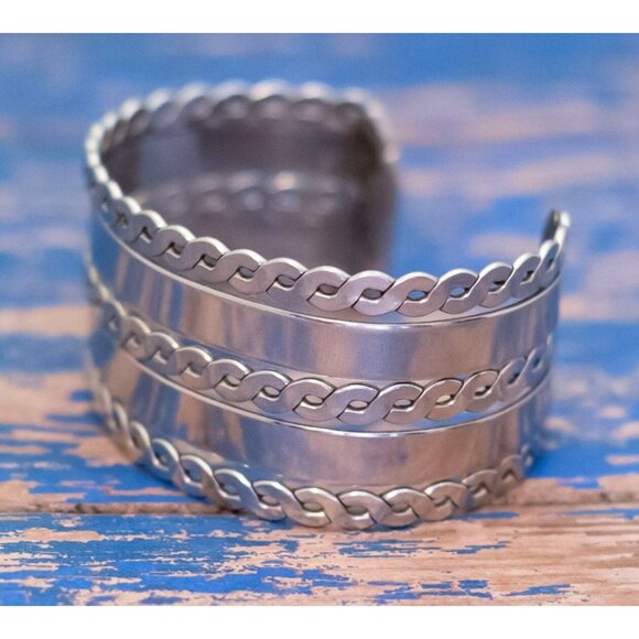 7 inch, Vintage Silver Tone Wavy Pattern Unique Cuff Bracelet - L28 - Picture 2 of 3